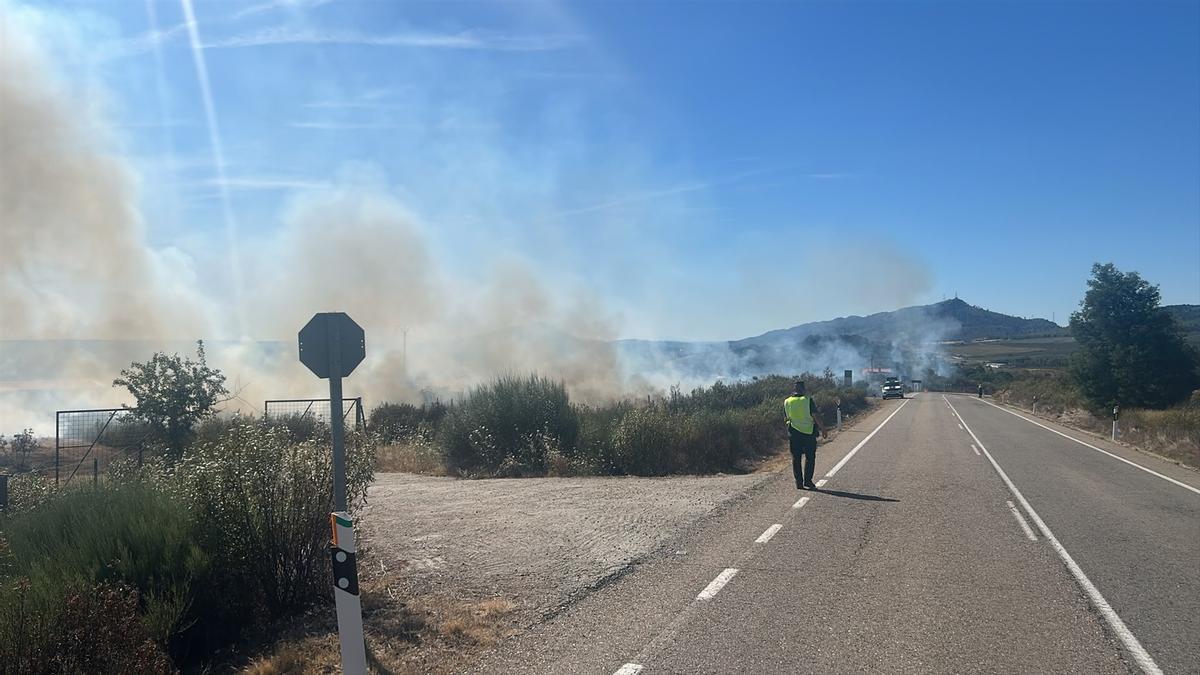 Humo en las inmediaciones de una carretera en el fuego originado cerca de Hinojal.