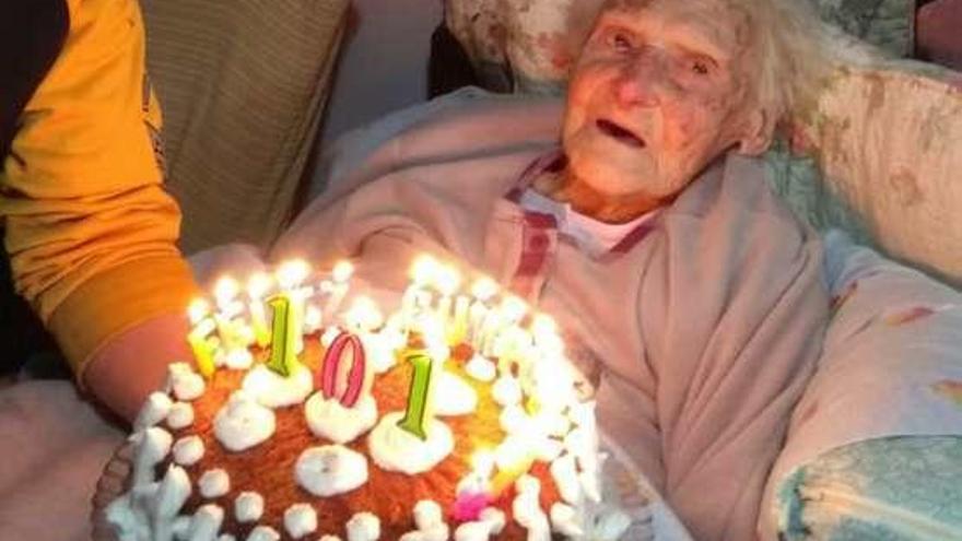 María Rodríguez, con la tarta de su 101.º cumpleaños.