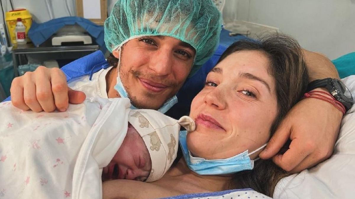 Miguel Herrán y Celia Pedraza con su hija recién nacida