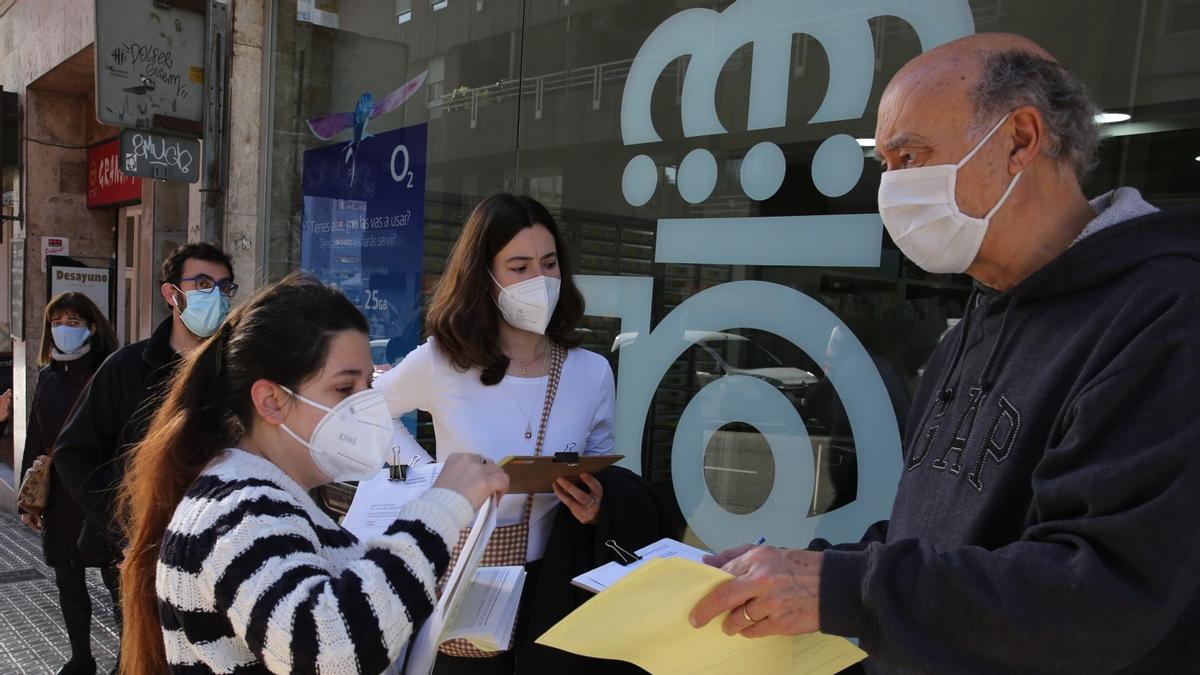 Colas en correos para solicitar el voto para las elecciones del 14-F.