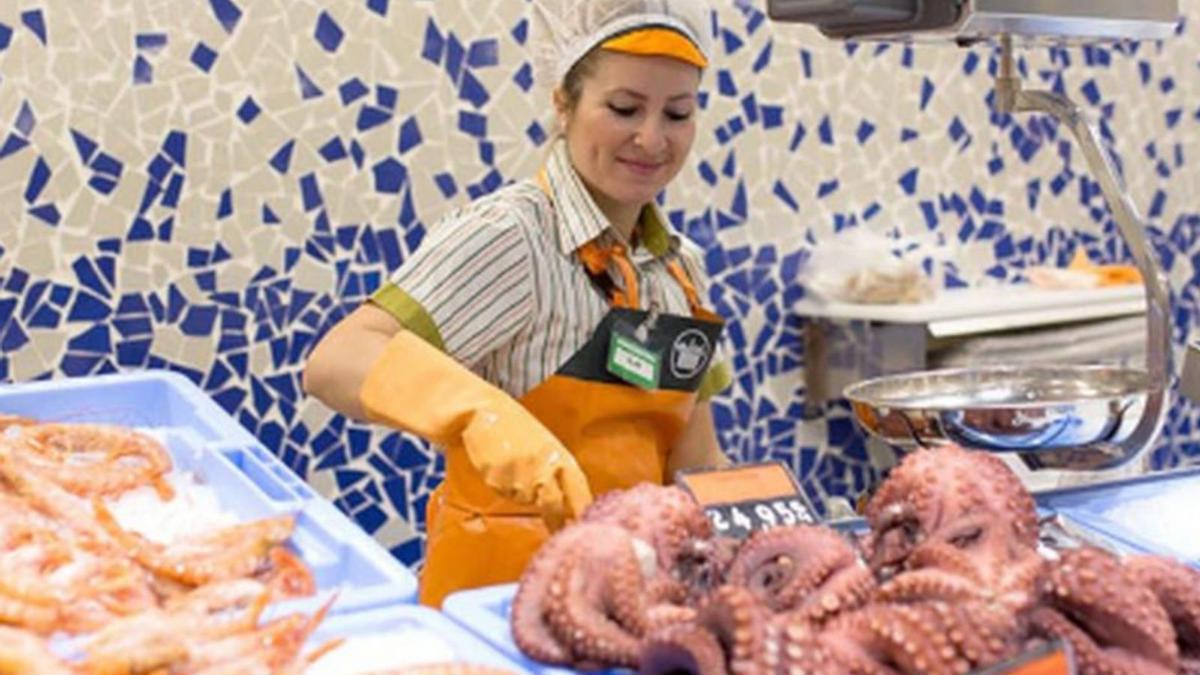 Una empleada de Mercadona delante de un mural trecandís. | | E.D.