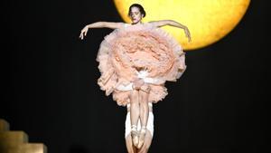 Rosalía arriba a Madrid amb el ‘Lux Tour’, el xou de les mil i una capes