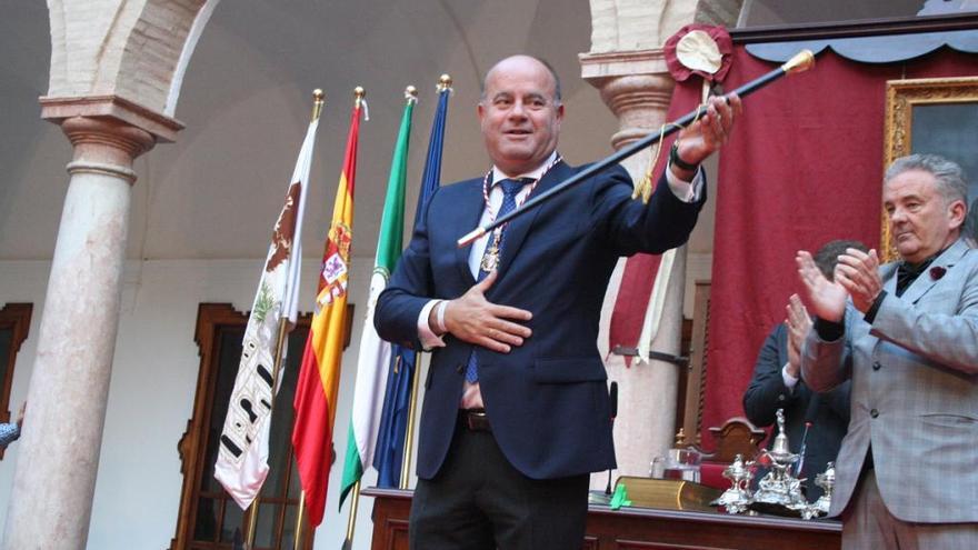 Manuel Barón muestra la vara de mando del Ayuntamiento de Antequera.