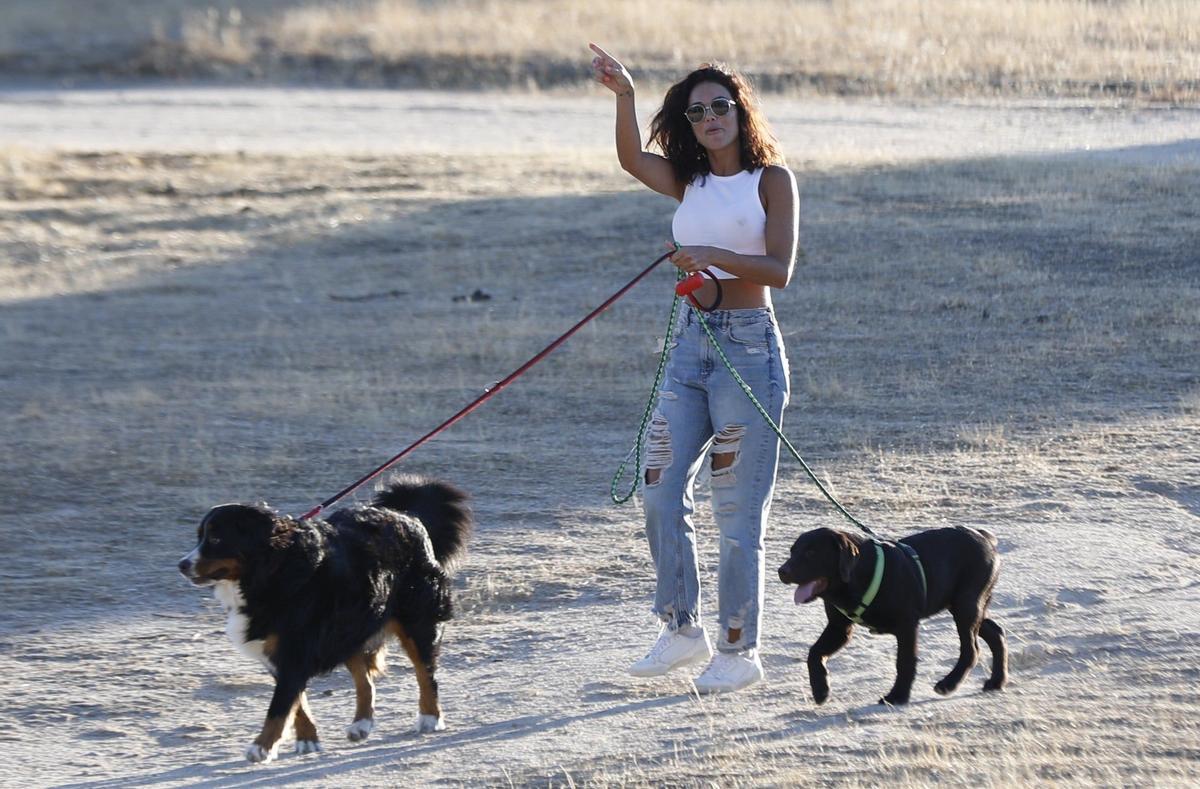 Lara Álvarez combina un pantalón vaquero tipo 'ripped' con una camiseta blanca conocida como 'tank top'