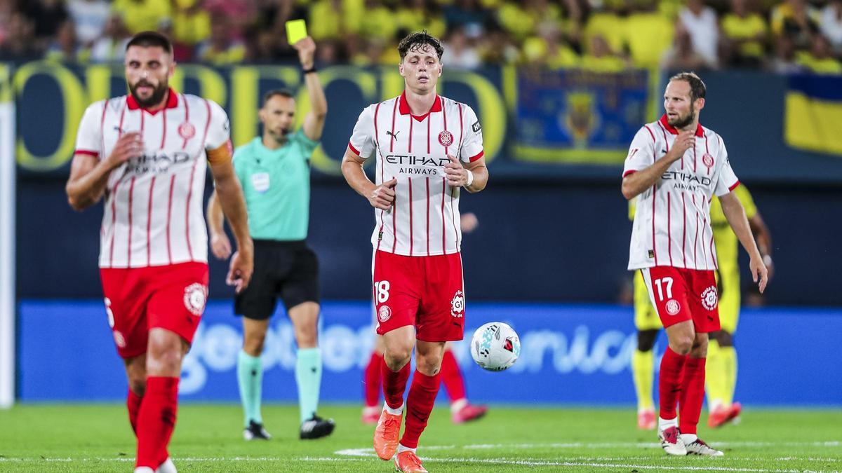 Ladislav Krejci, el defensa del Girona, recibe una tarjeta amarilla en Vila-real escoltado por David López y Blind.