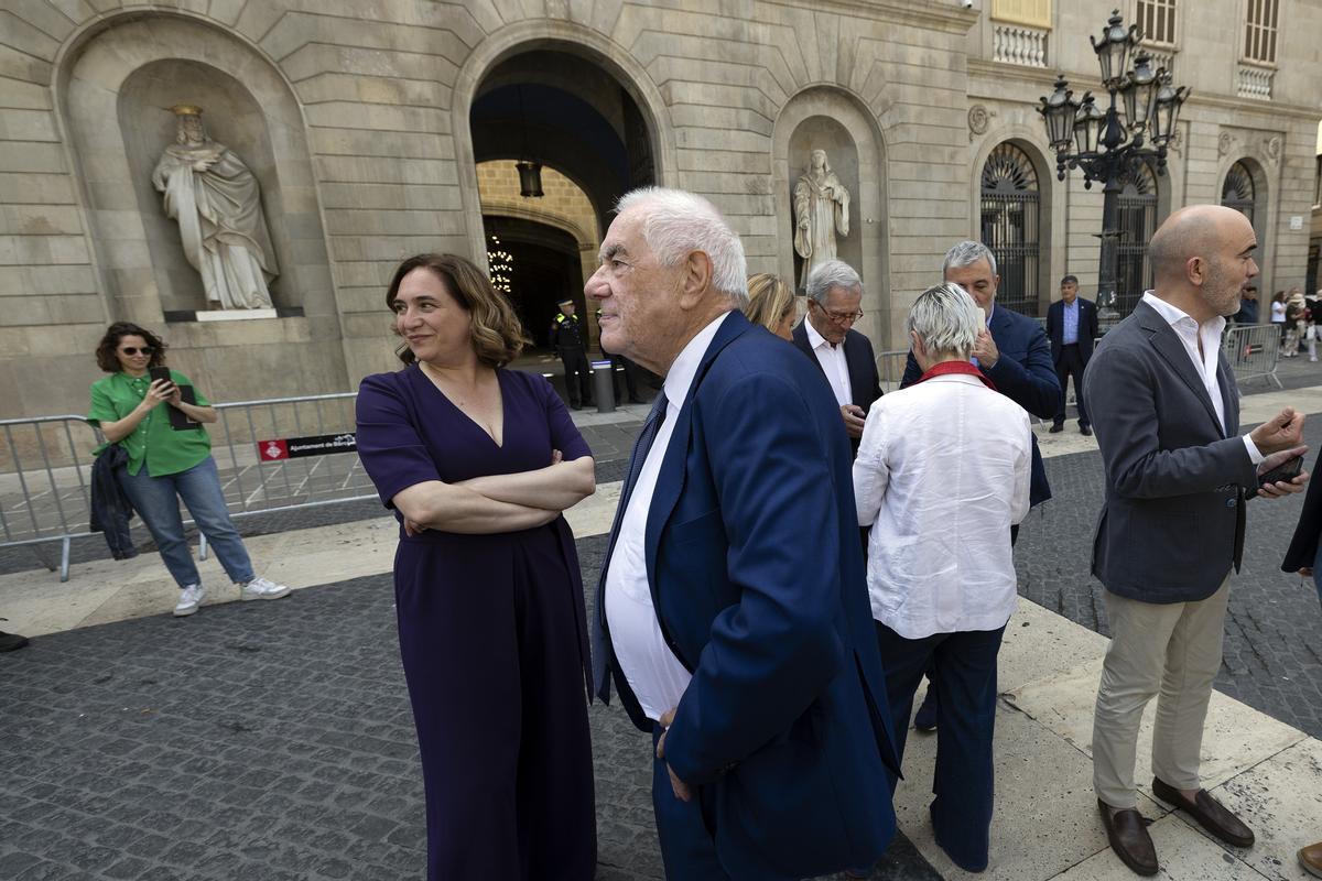 Los candidatos a la alcaldía de Barcelona posan en la plaza de Sant Jaume