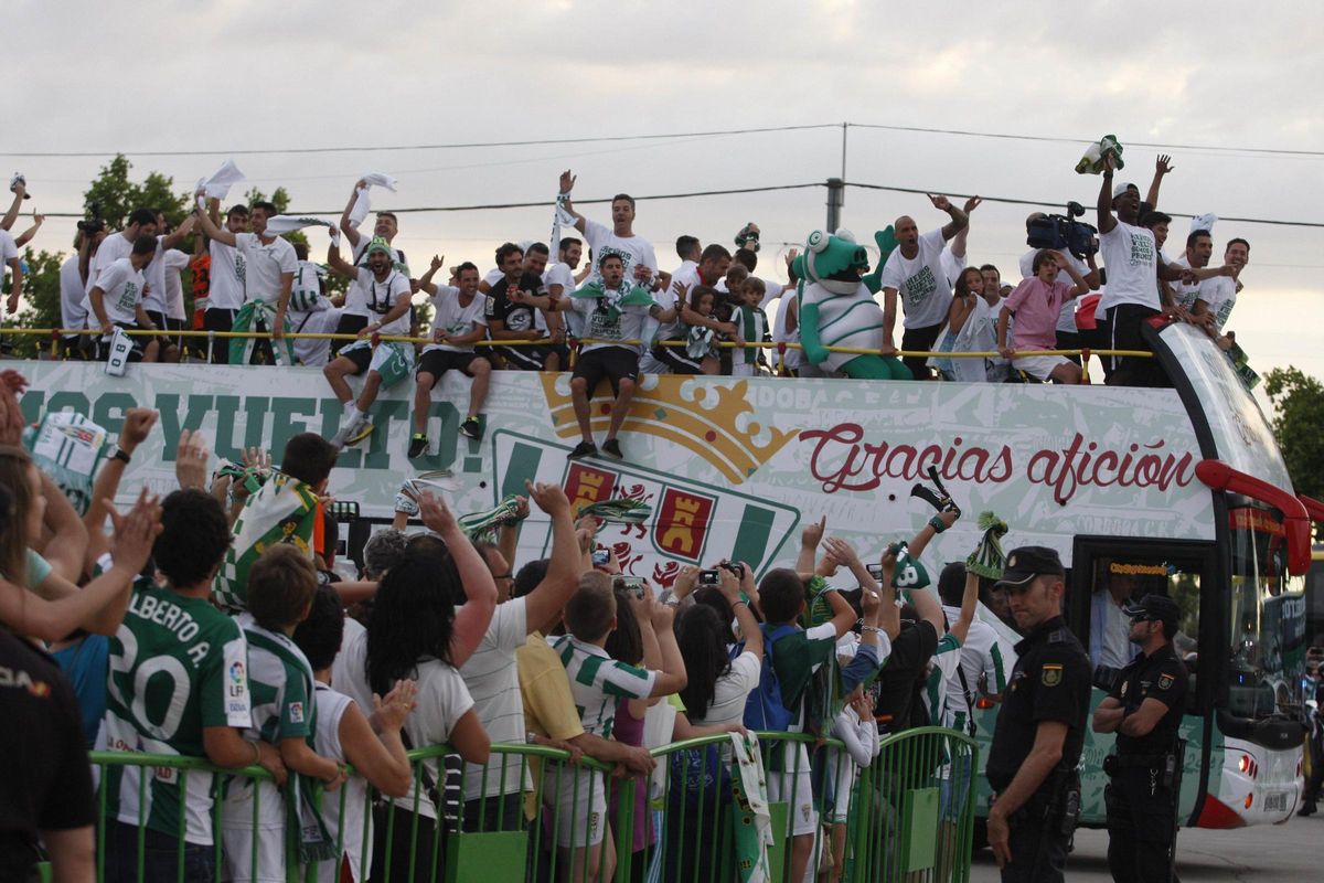 Recibimiento al bus oficial del Córdoba CF en El Arcángel, en el ascenso a Primera.