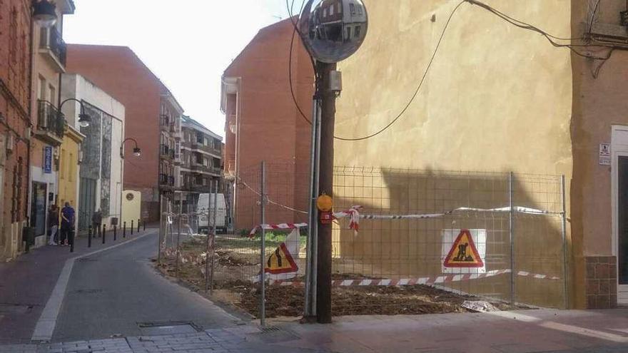 Aspecto que presentaba ayer la calle Lagares, con la fachada medianera del edificio derribado ya revocada.