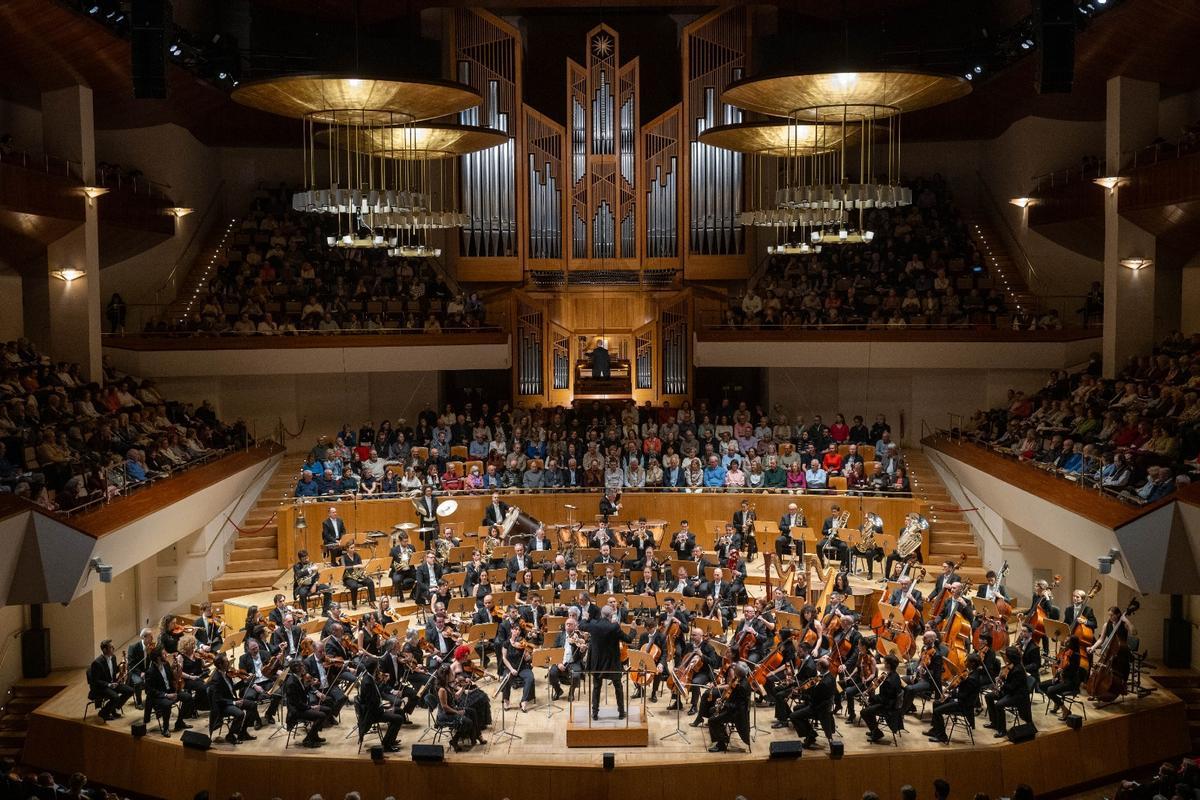 Los componentes de la Orquestra de València, en concierto.