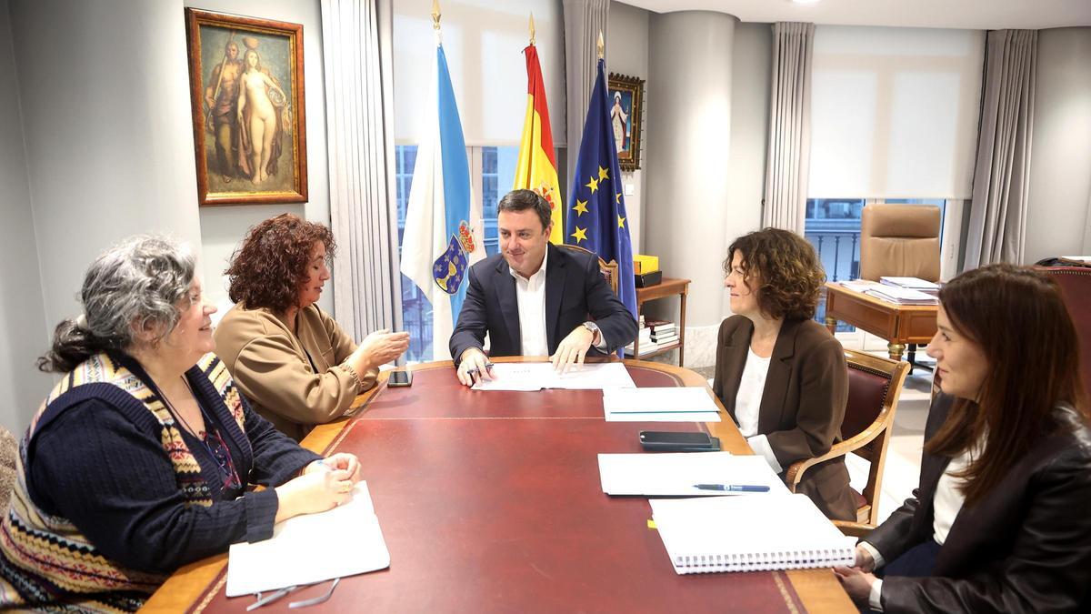 Valentín González na xuntanza coas representantes de Mulleres Salgadas.