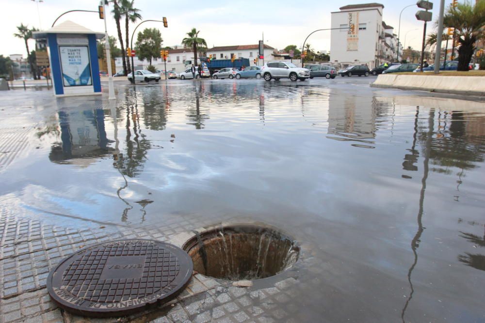 El paseo marítimo de Huelin y la calle Pacífico amanecían inundadas por el agua y provocando retenciones de tráfico.