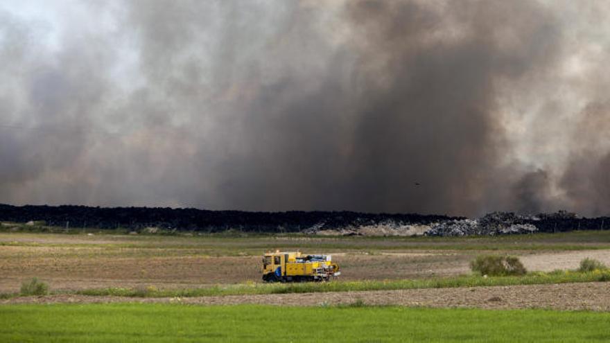 El viento ayuda en las labores de extinción del incendio en Seseña