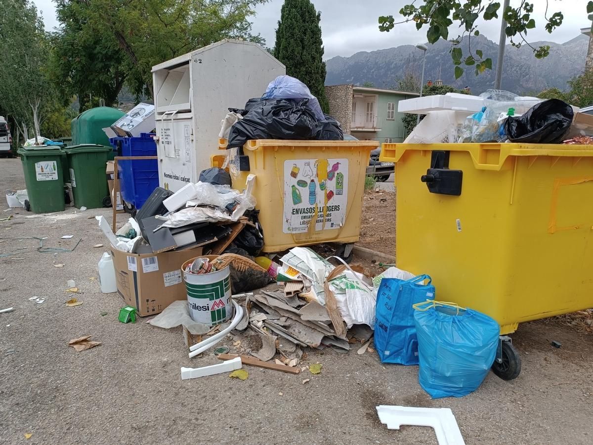 Imágenes de contenedores llenos y deshechos esparcidos por el suelo en la localidad de Sóller.
