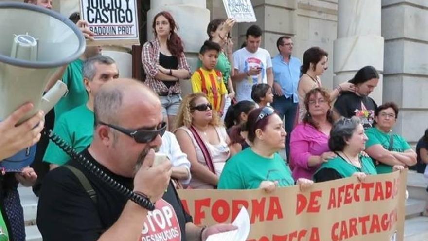 La Plataforma de Afectados por la Hipoteca de Cartagena durante una de las acciones.