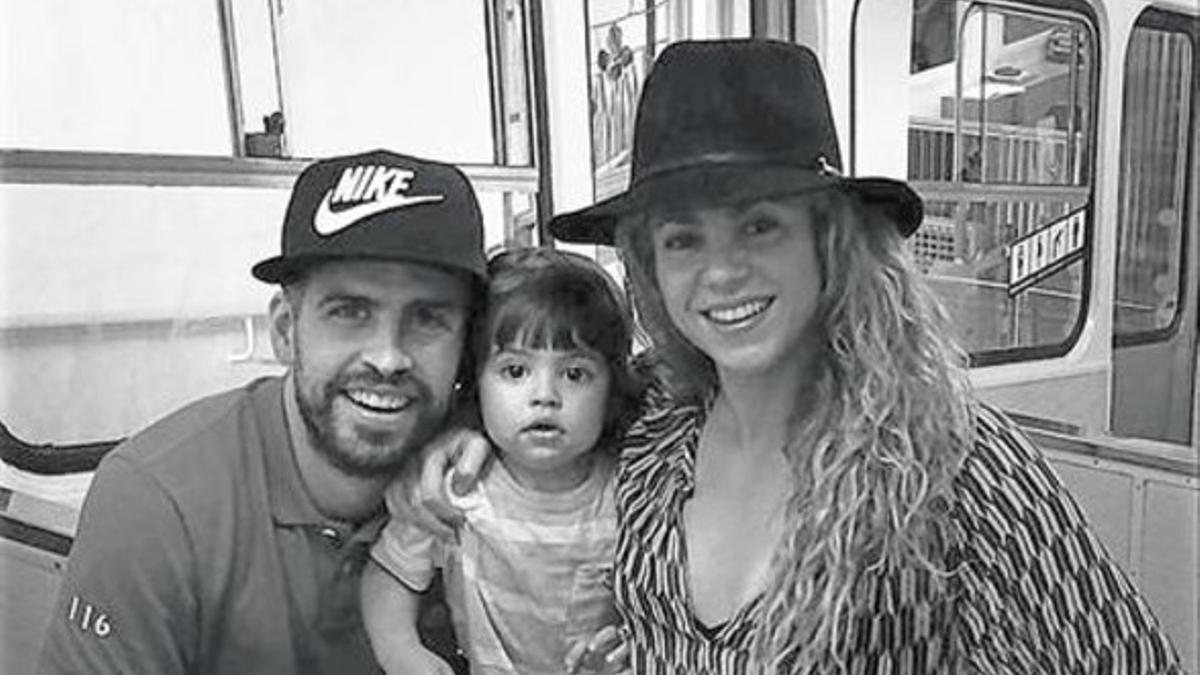 Gerard Piqué, Milan y Shakira, hace unos días, en el funicular del Tibidabo.