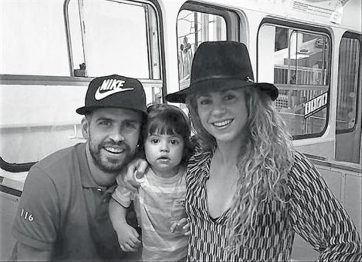 Gerard Piqué, Milan y Shakira, hace unos días, en el funicular del Tibidabo.