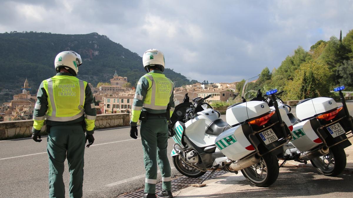 Agentes de la Guardia Civil de Tráfico.