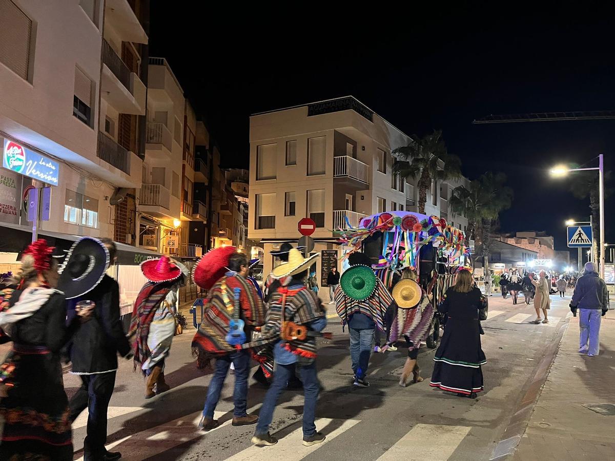 Uno de los momentos del desfile de Carnaval durante su recorrido por las calles.