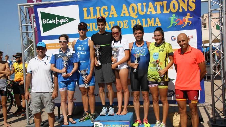 Podio de los vencedores de las dos categorías absolutas del Aquatlón del Portitxol.