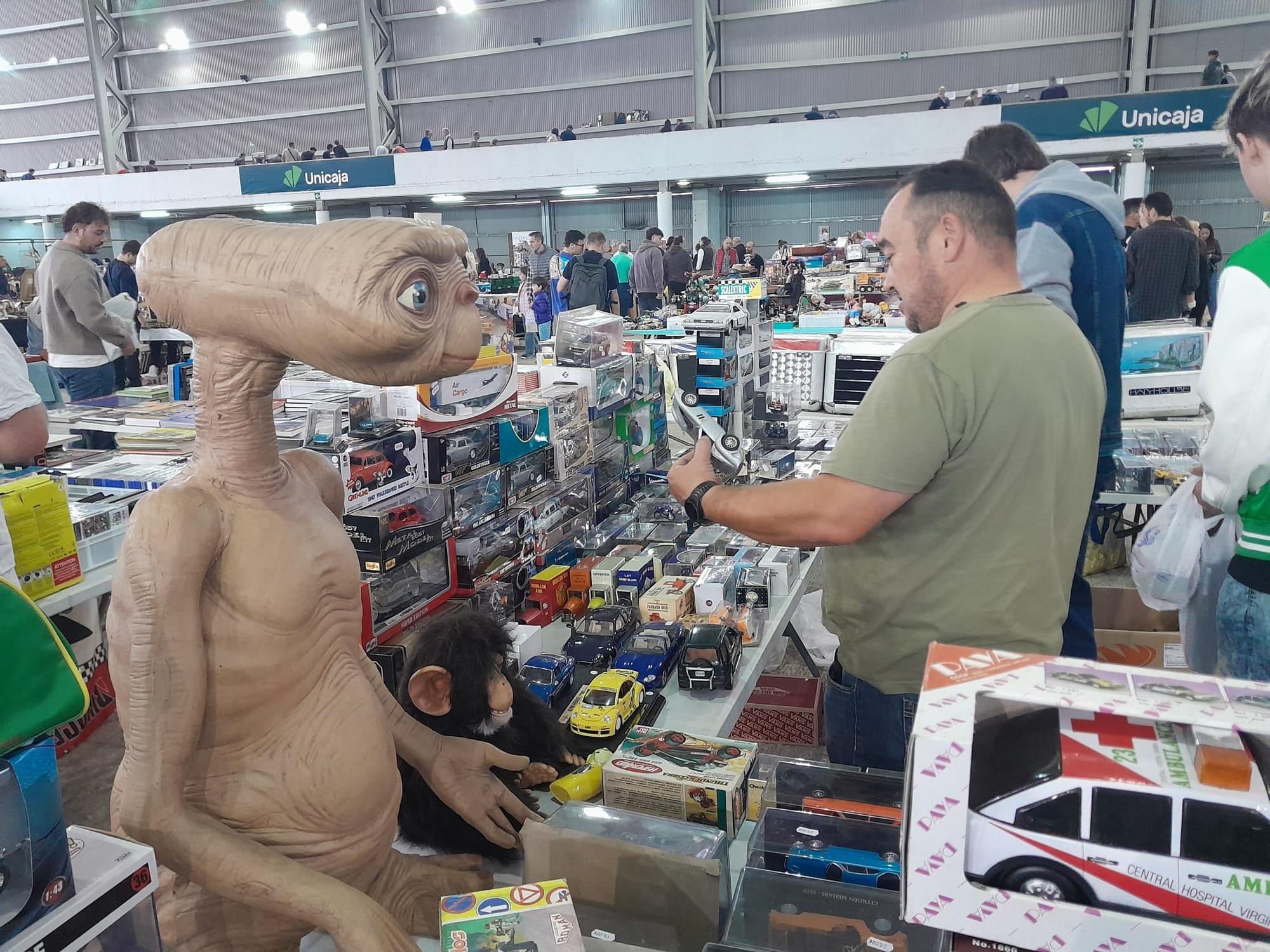 Compra, vende, cambia, así es la Feria del Coleccionismo de Mieres, en la que "hay de todo"