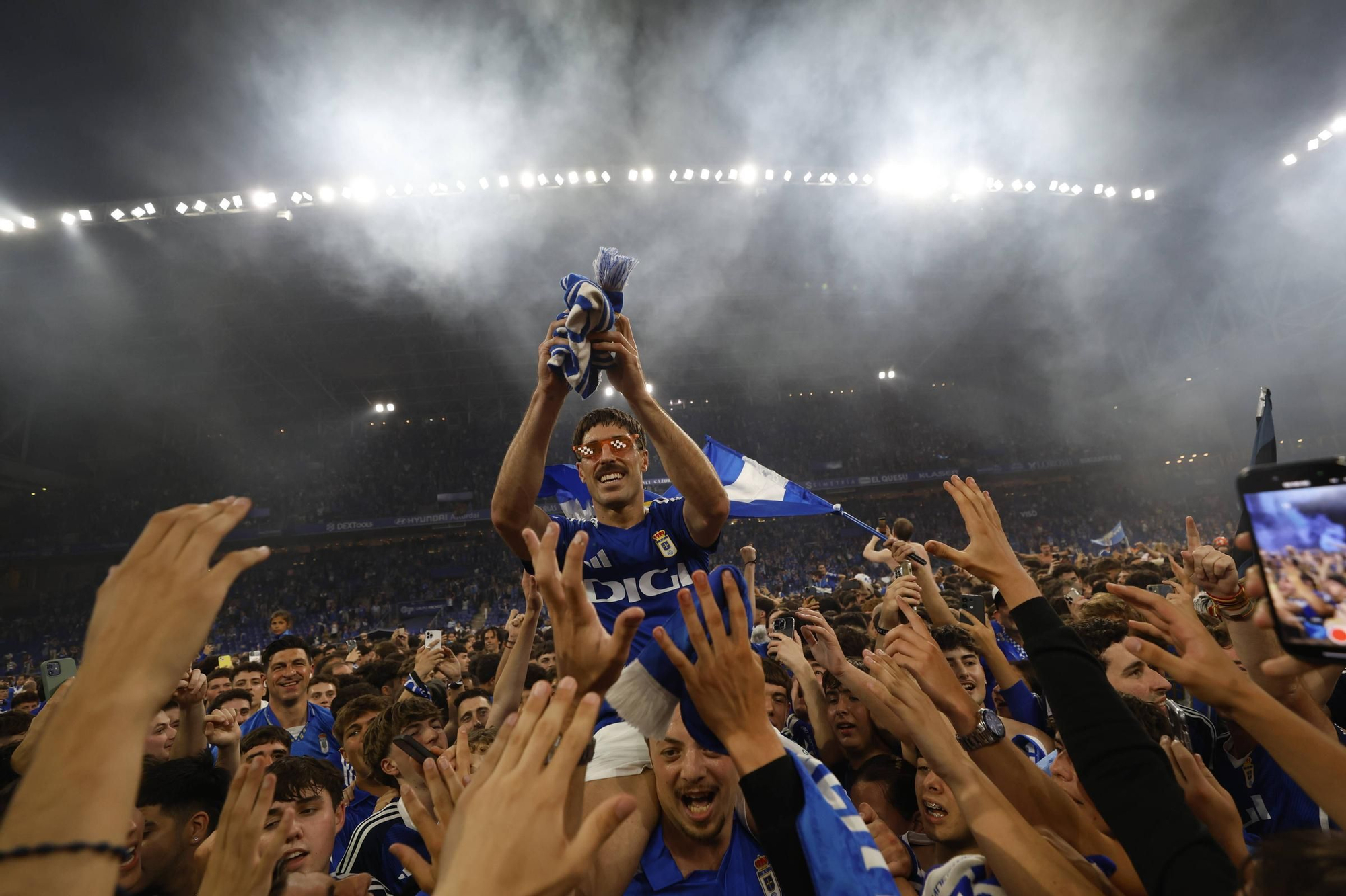 EN IMÁGENES: Así se vivió en el Carlos Tartiere la noche del ascenso del Oviedo a Primera División 24 años después