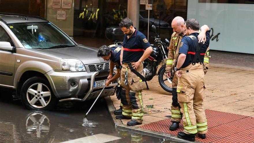 Bomberos de Zaragoza realizan casi medio centenar de salidas por la lluvia