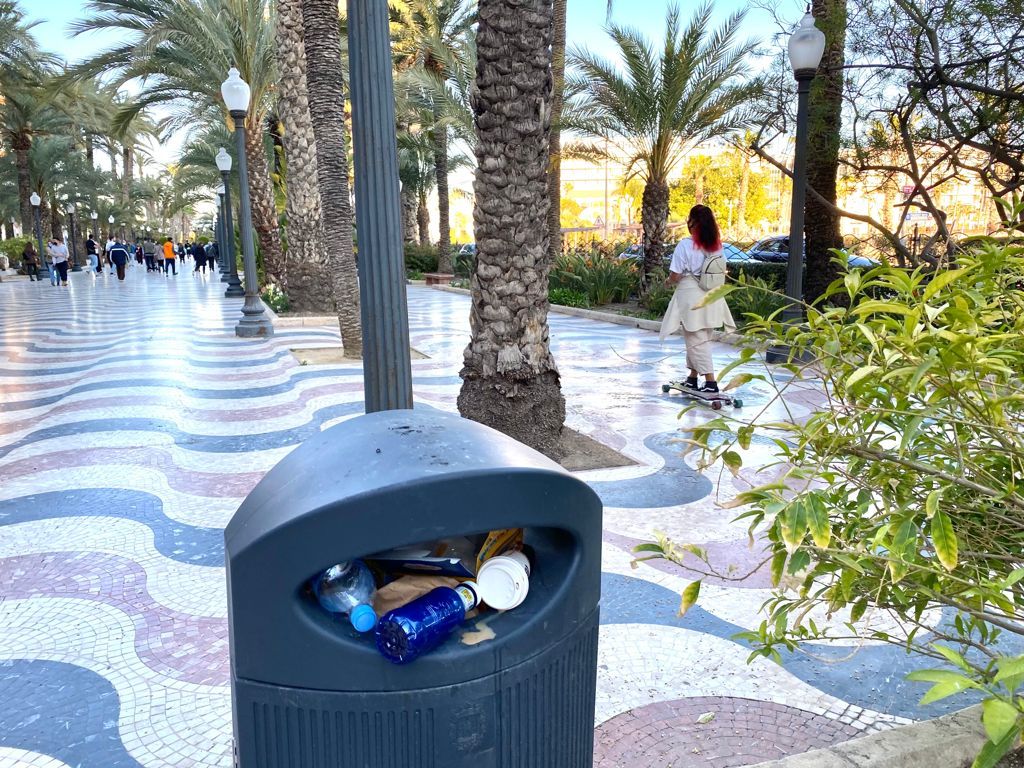 Esta es la imagen de la Explanada de Alicante: bolsas, envases, desechos... y cubos de basura al límite