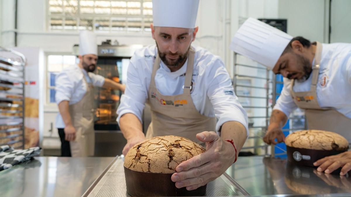 El pastelero redovanense José Manuel Marcos durante la elaboración del panettone de chocolate, subcampeón mundial.
