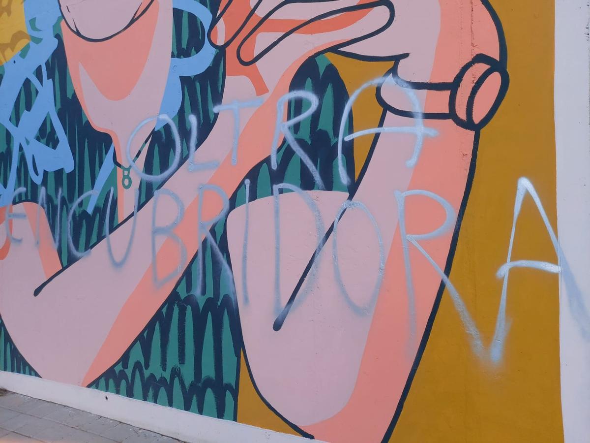 El mural de l'IES el Cabanyal de la iniciativa 'Dones científiques' vandalizado con 'Oltra encubridora'.