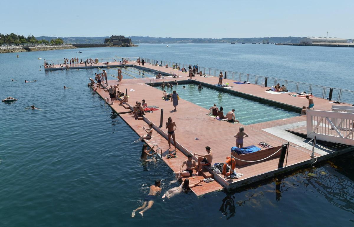 Los coruñeses se refugian en las playas y en el mar de las altas temperaturas Los coruñeses se refugian en las playas y en el mar de las altas temperaturas