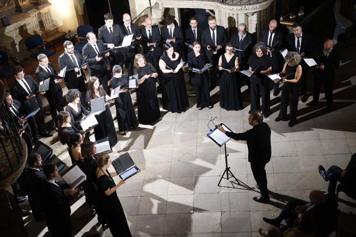 Una actuación del coro El León de Oro.