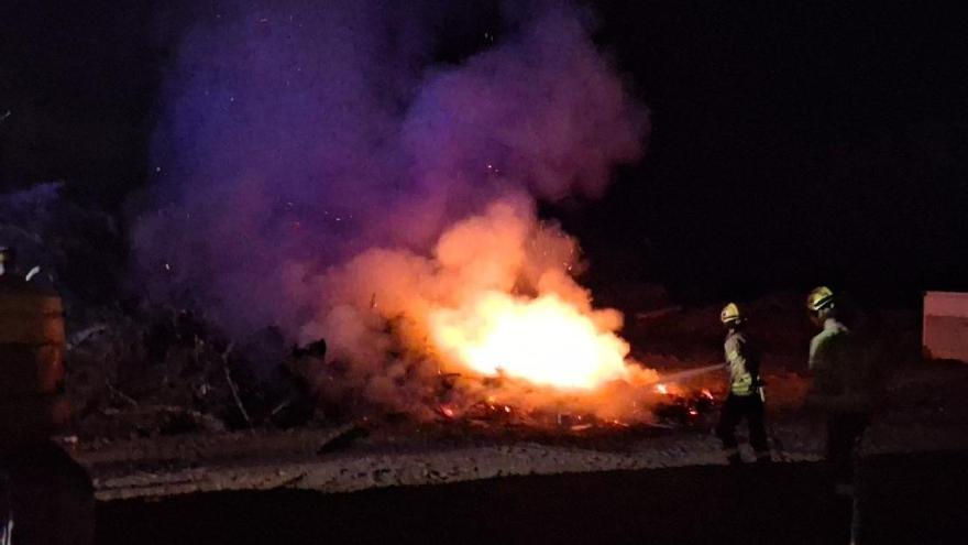 Els Bombers treballant durant la revetlla en un incendi a Puigcerdà.