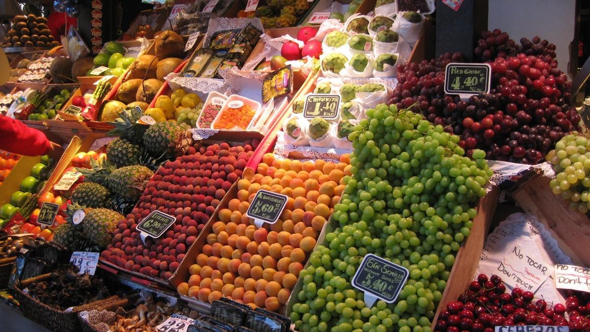 Precios en un puesto de frutería, en una imagen de archivo.