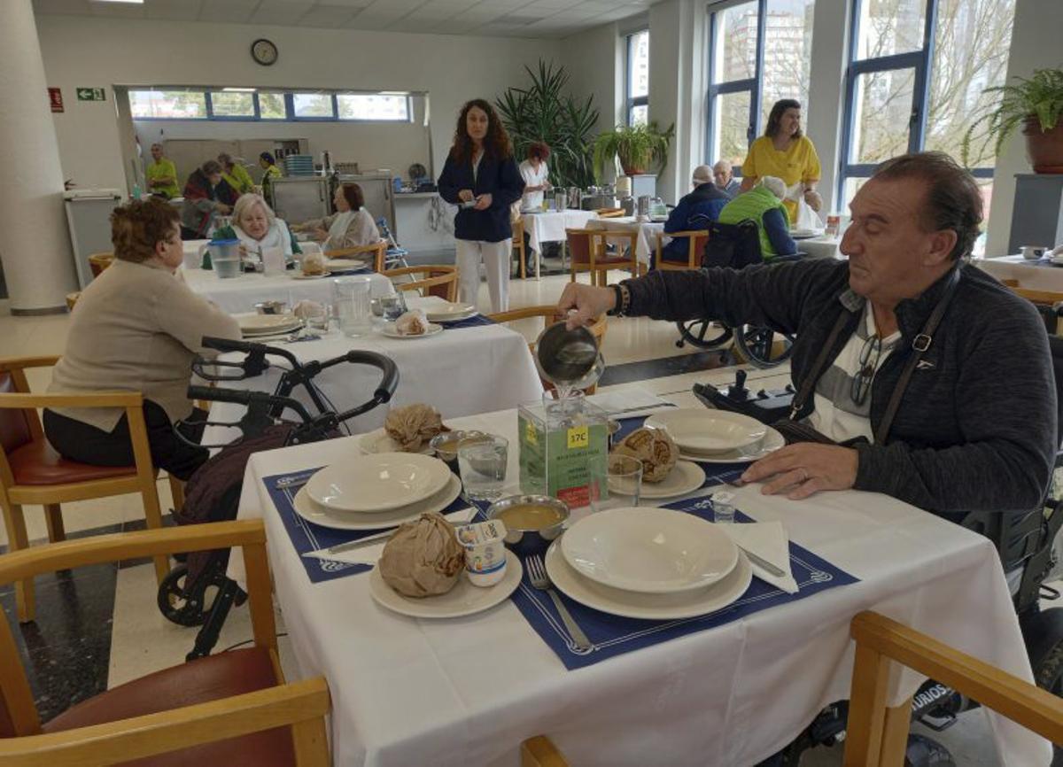 Usuarios de la residencia en el nuevo comedor. | R. VÁZQUEZ