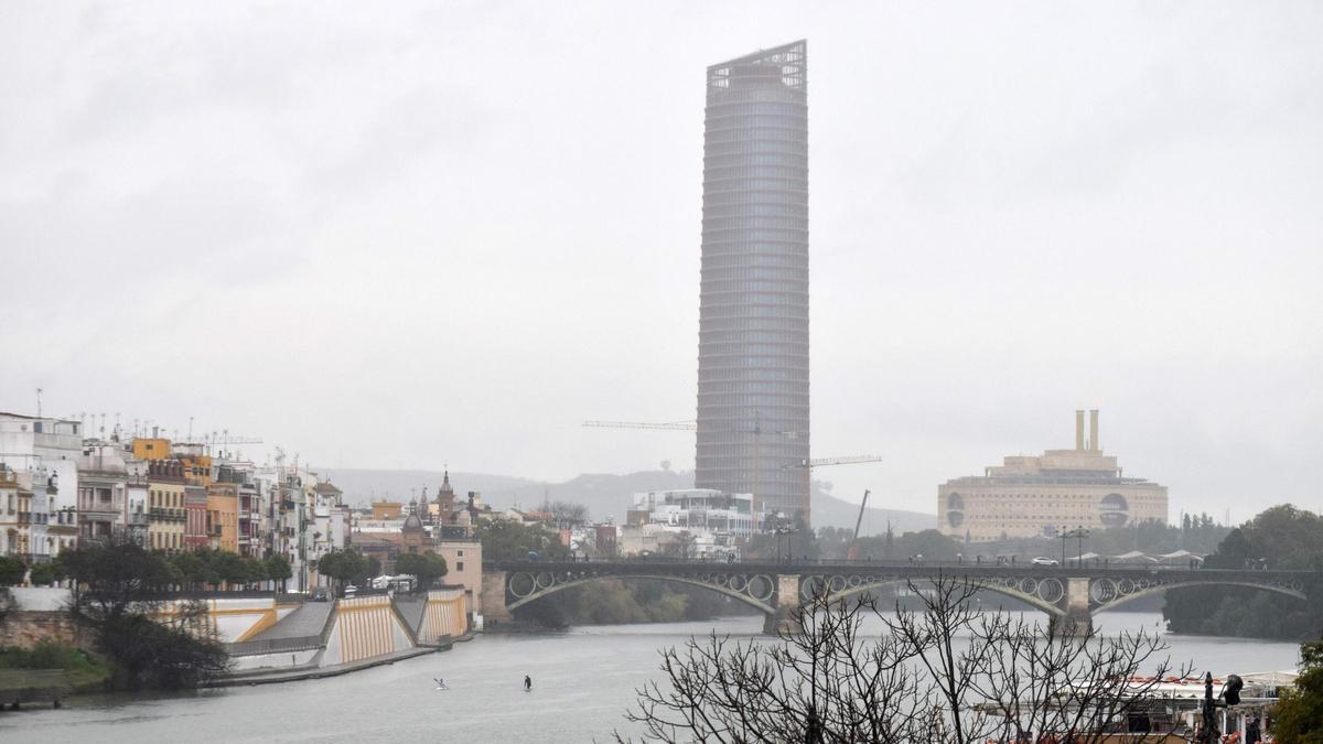 Torre Sevilla rodeada de nubes