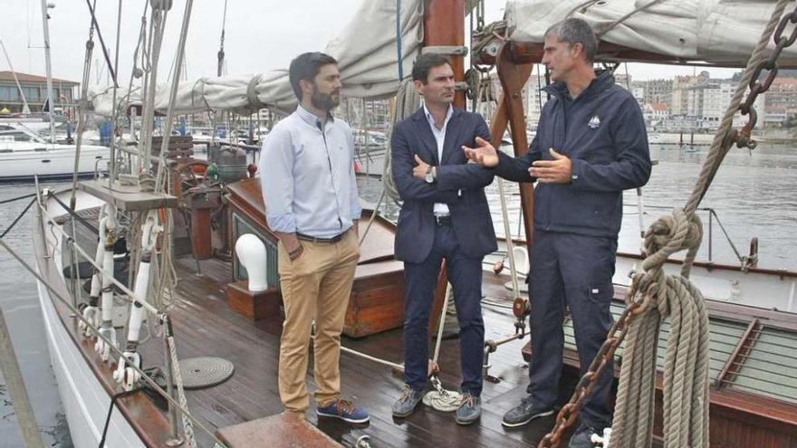 El alcalde y el concejal de Turismo en una embarcación en el puerto deportivo de Sanxenxo. // S. Álvarez
