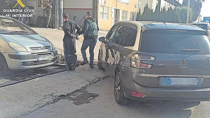 Pillan al ladrón de chatarra que saqueó las tapas de las alcantarillas de Xàbia