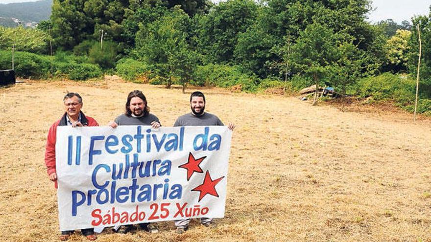 Comisión organizadora del festival, ayer, en los terrenos de A Tiradoura. // Gonzalo Núñez