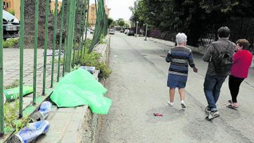 Restos de basura que se acumulan en el entorno del polideportivo