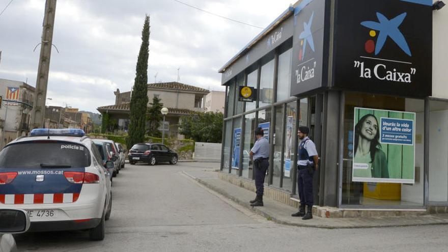 Els Mossos després de l&#039;atracament al banc de Bàscarara, en una imatge d&#039;arxiu.