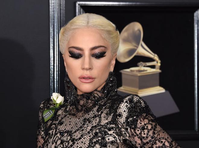 Lady Gaga con maquillaje con purpurina en rosa y negro para los Premios Grammy 2018