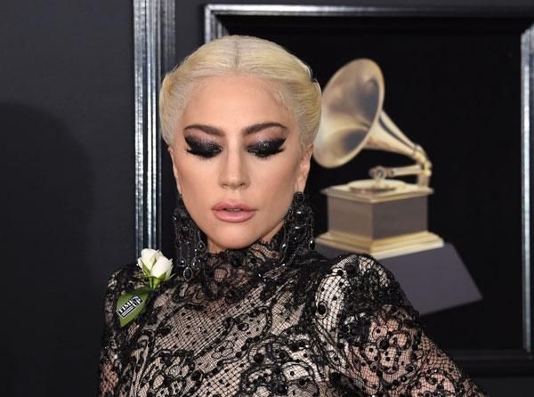 Lady Gaga con maquillaje con purpurina en rosa y negro para los Premios Grammy 2018