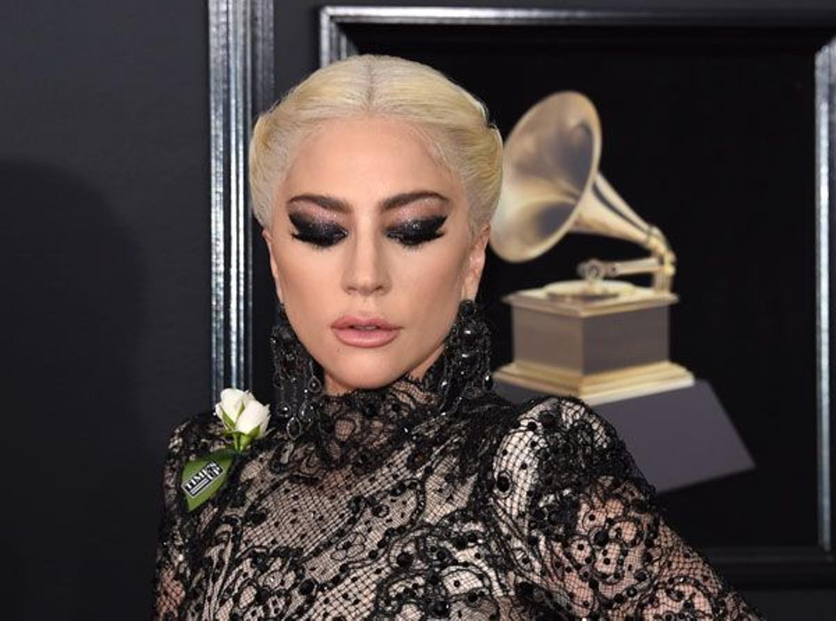 Lady Gaga con maquillaje con purpurina en rosa y negro para los Premios Grammy 2018