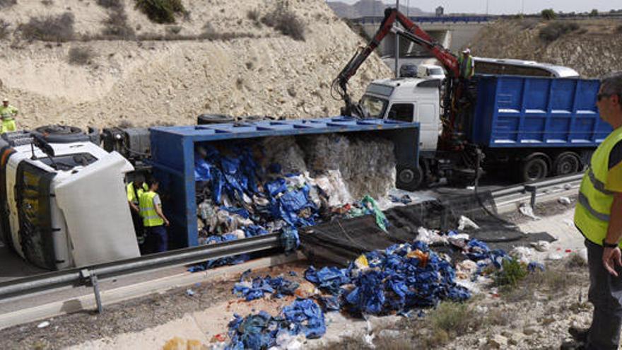 Vuelca un camión en la carretera de Aspe-Alicante