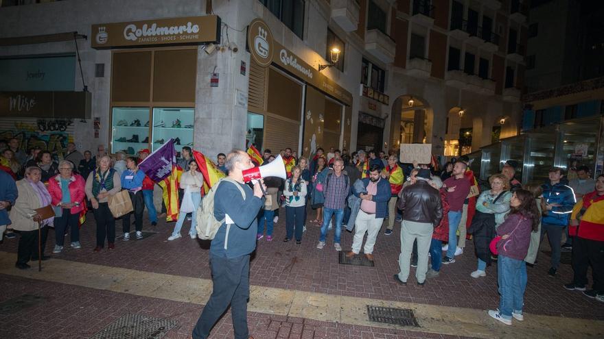Manifestación contra la amnistía en Palma | 70 personas frente a la central del PSIB: &quot;Esto no es una sede, es un puticlub&quot;