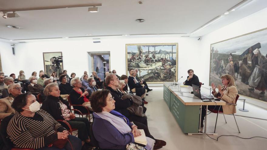 Leticia Azcue (a la derecha), durante su conferencia de ayer en el Bellas Artes. | Irma Collín