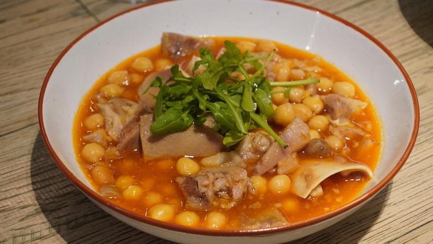 Un guiso de garbanzos, plato que puede estar en un menú del día.