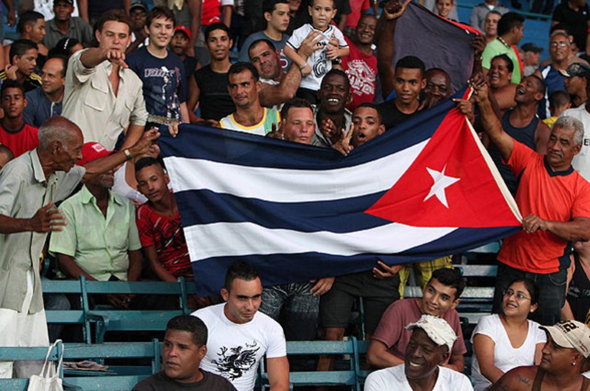 Seguidors de l’equip de Cuba animen els seus jugadors contra els EUA, durant el primer joc de l’enfrontament Cuba-EUA, a l’estadi Llatinoamericà de l’Havana.