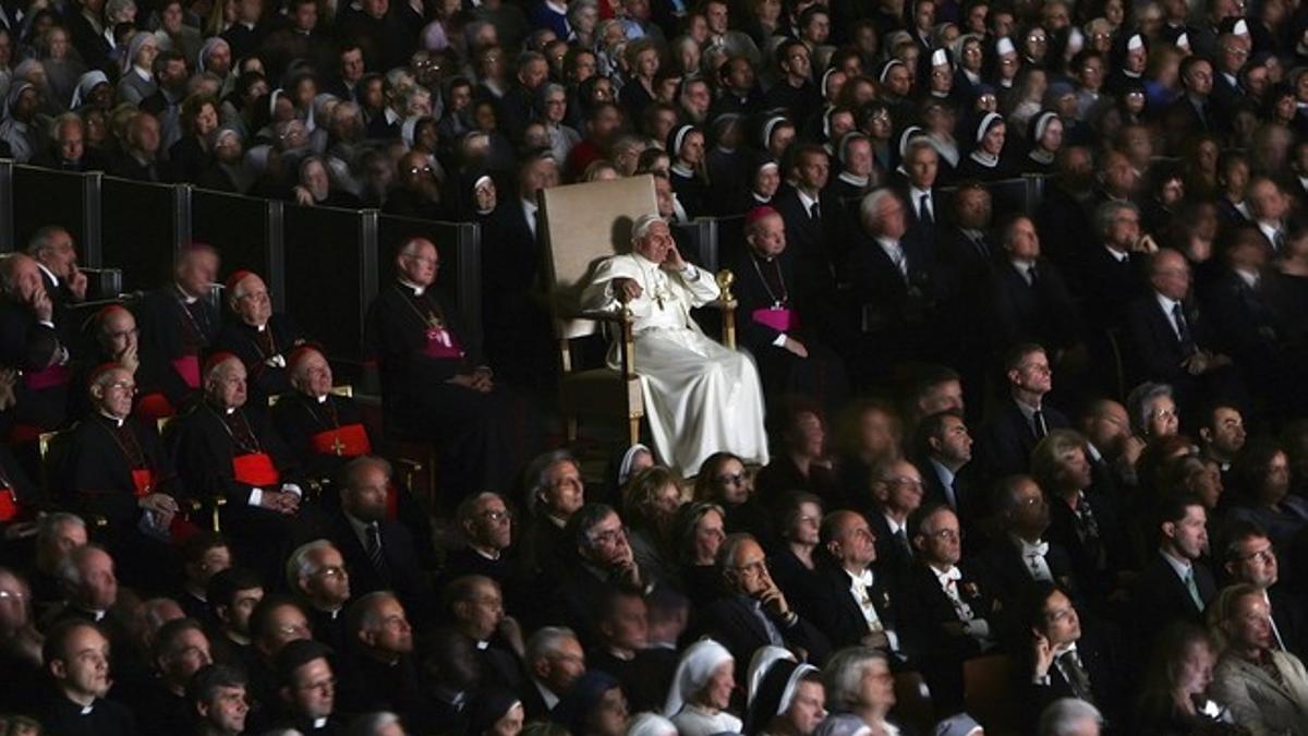 Benedicto XVI mira una película sobre Juan Pablo II, en el Vaticano, en el 2005.