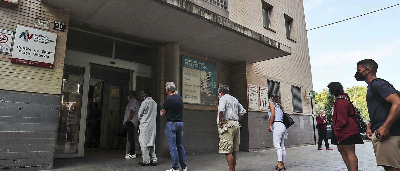 Pacientes hacen cola
en el centro de salud
de la Plaça Segòvia, en València,
al retomarse la 
presencialidad al 100 %.  P CALABUIG | F CALABUIG